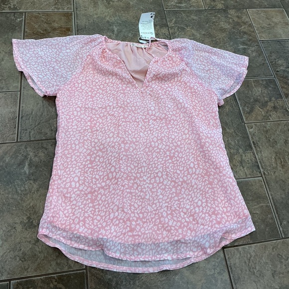 💥3/$30💥 Pink Patterned Women's Top - Picture 1 of 3